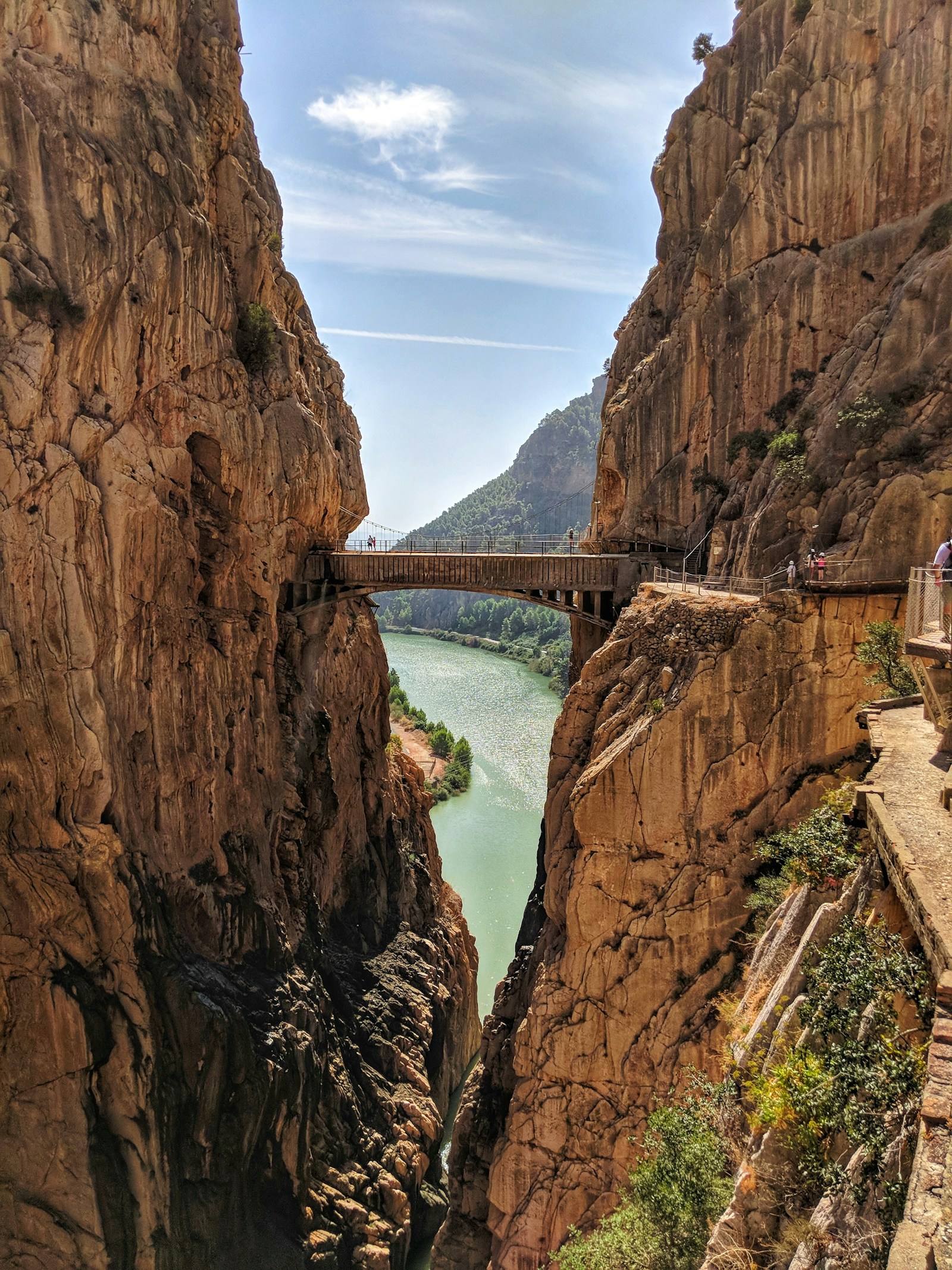 Pasarela de madera del Caminito del Rey suspendida sobre el desfiladero de El Chorro